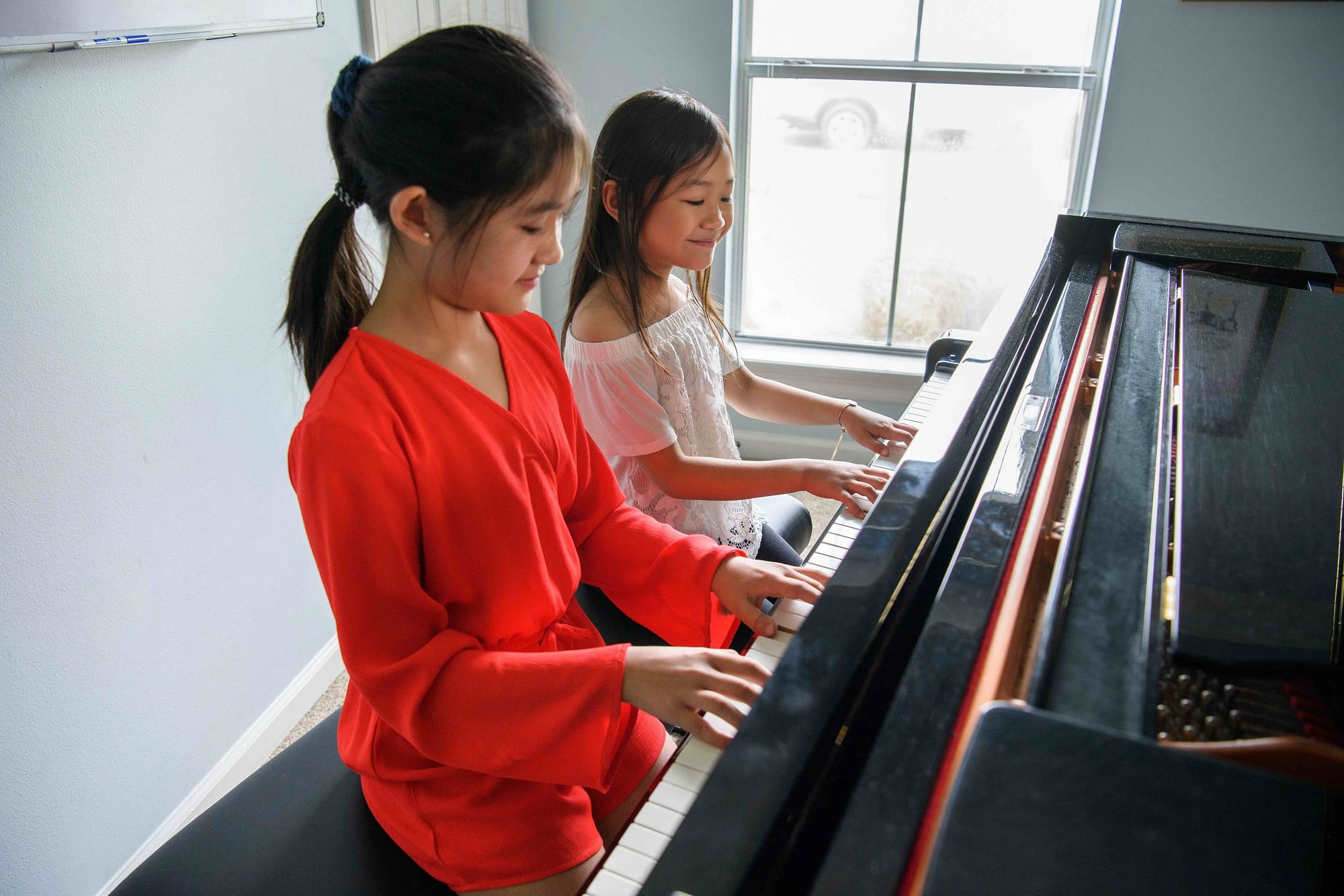 Duet piano lesson with students